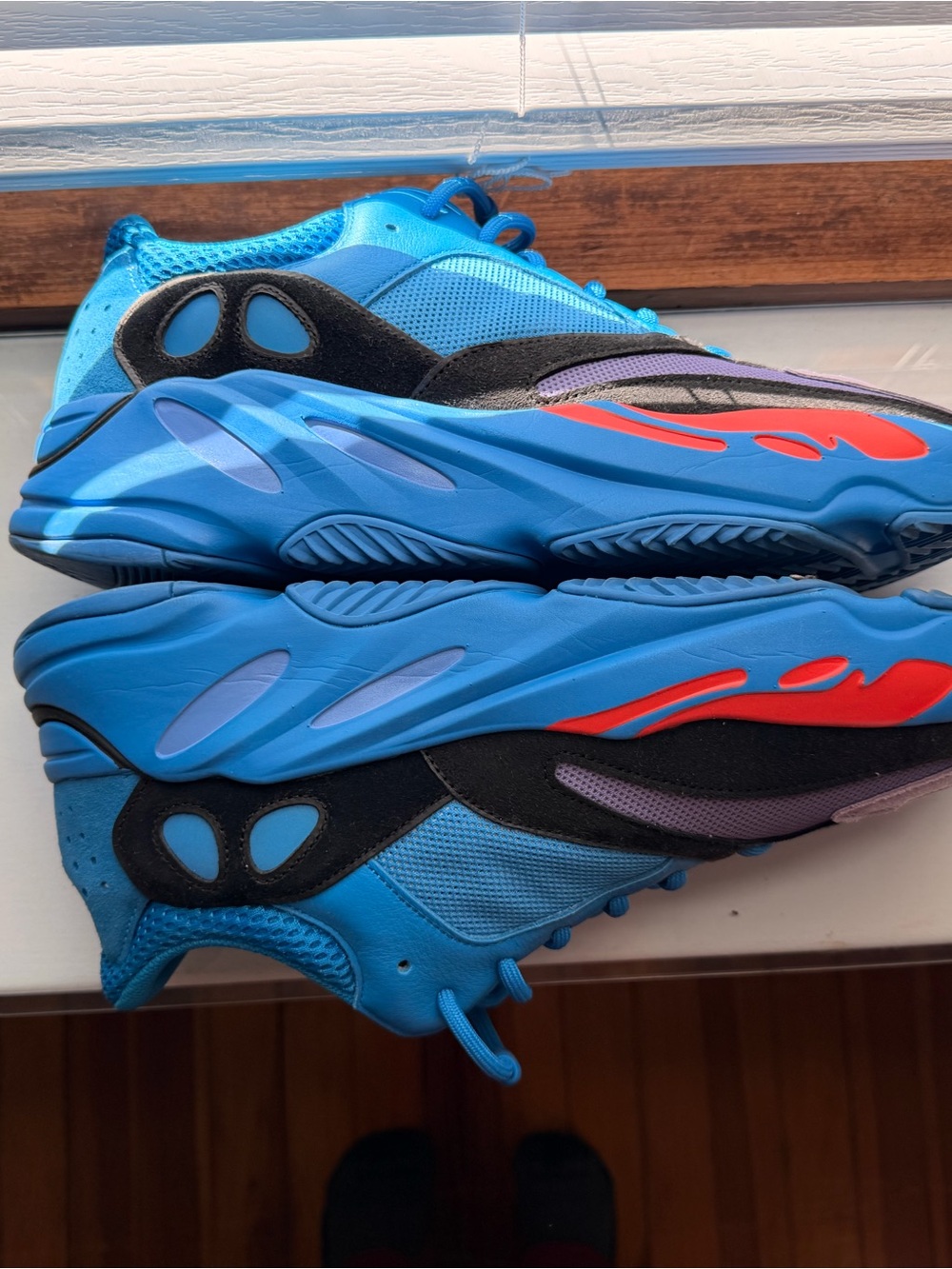 Yeezy Boost 700 "Hi-Res Blue - Picture 2 of 6
